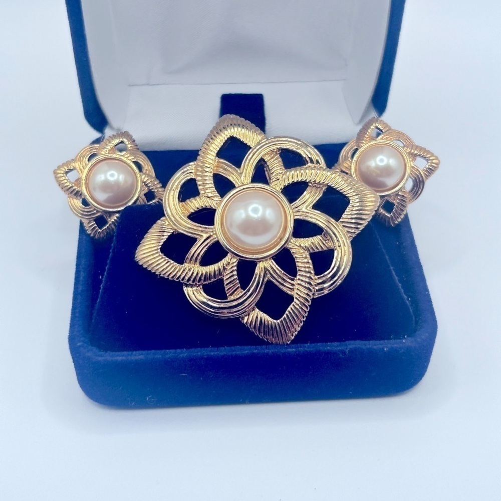 Vintage Pearl Gold Brooch Matching Earrings Set Post Backs​​​​​​​​​ - Picture 2 of 8